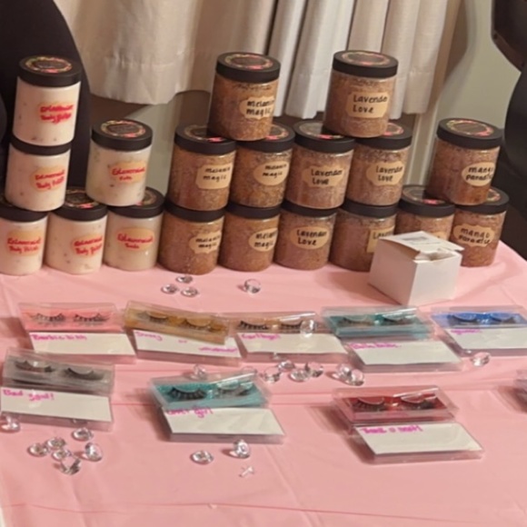 Body & lip scrubs body oils, lipgloss and lashes - Picture 1 of 1